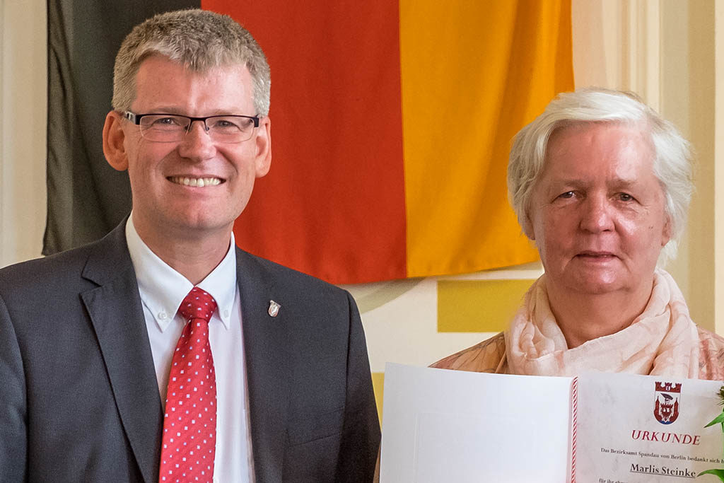 Marlis Steinke mit Bezirksbürgermeister Helmut Kleebank (Foto: Ralf Salecker)